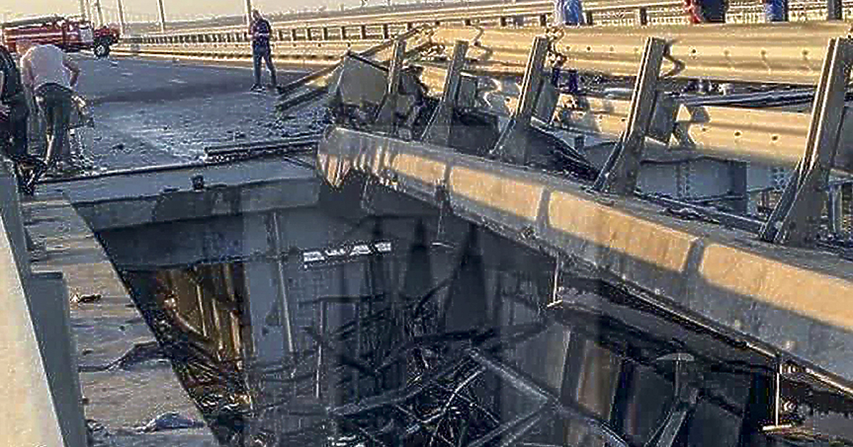 Кримският мост отново е бил атакуван, съобщава Ройтерс. Две ракети