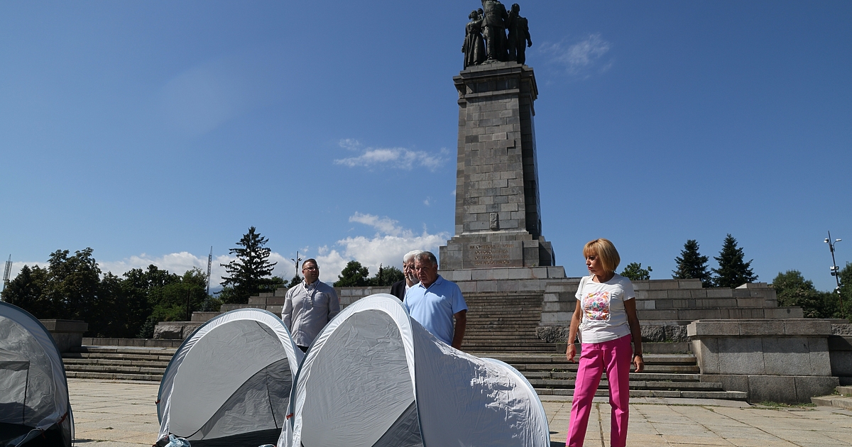 Август е време за море, съответно за плаж. Не и