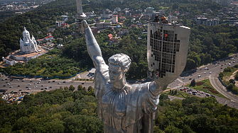 Сърпът и чукът от паметника Майка Украйна в Киев една