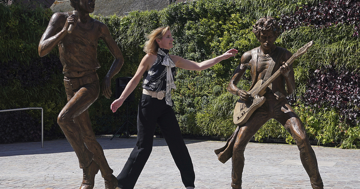 Бронзови статуи на две от най-великите рокендрол звезди – Мик