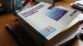 Над 6 часа депутатите разглеждат 60 параграфа с промени в