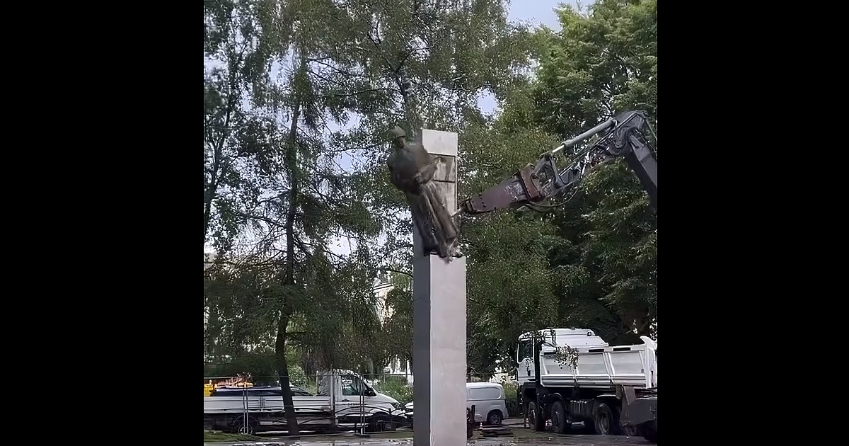 Поредният паметник, пропагандиращ комунизма и съветската окупация, падна в Полша.Poland