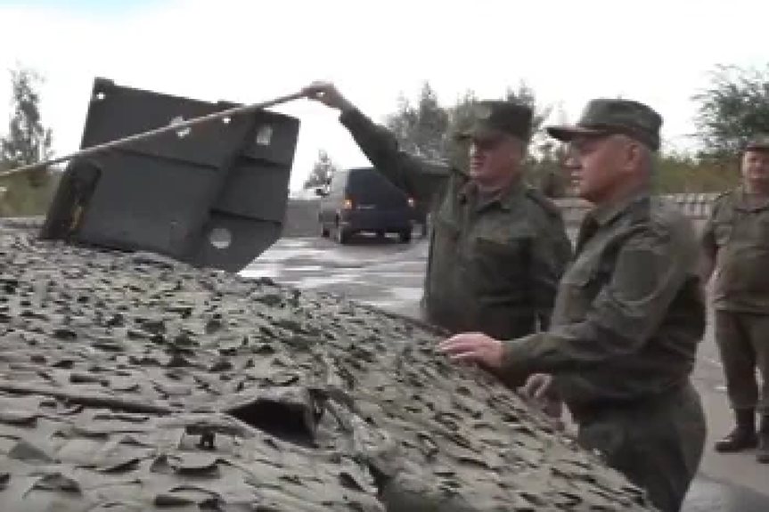 Вижте как Шойгу разглежда пленена шведска бойна машина CV-90 