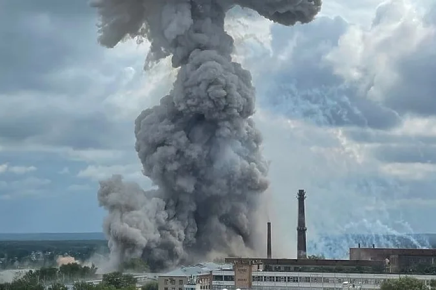 Мощен взрив в оптико-механичен завод в Московска област