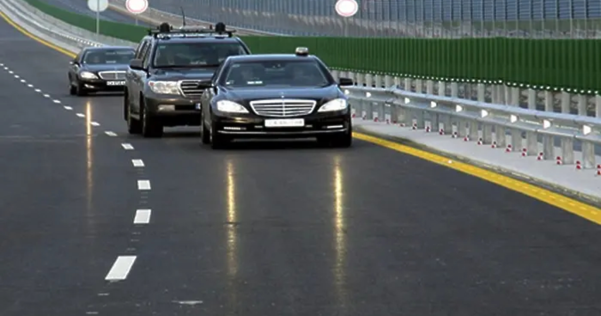 Малко парадоксално, държавна структура - при това важна част от