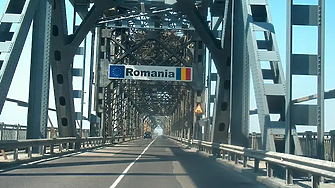 Наскоро ремонтирана част от Дунав мост се откъсна и промуши ТИР