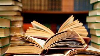 Четири пъти са съкратени средствата за преводи на чужд език