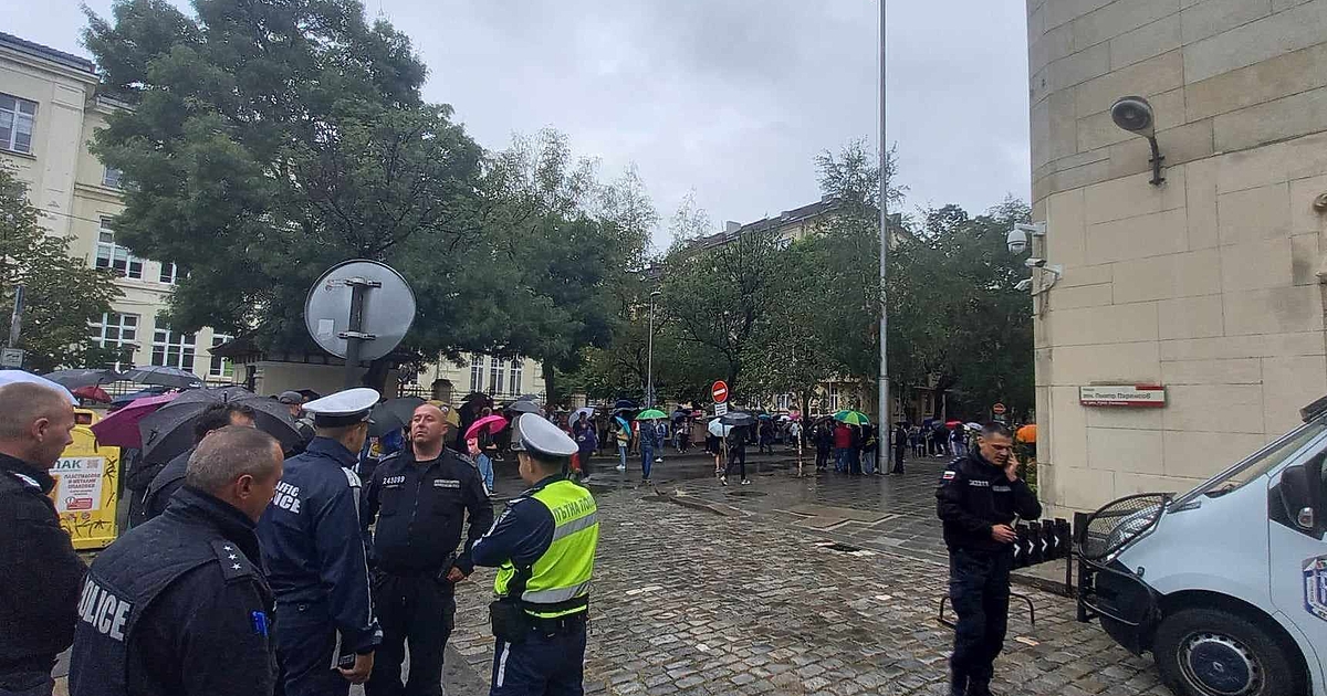 Десетки хора се събраха на протест пред сградата на Министерството