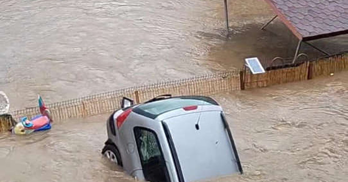Заради интензивни валежи, предизвикали наводнения, Община Царево обяви бедствено положение.