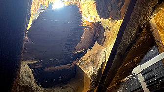 Голям леден къс падна от небето в неделя вечерта улучи