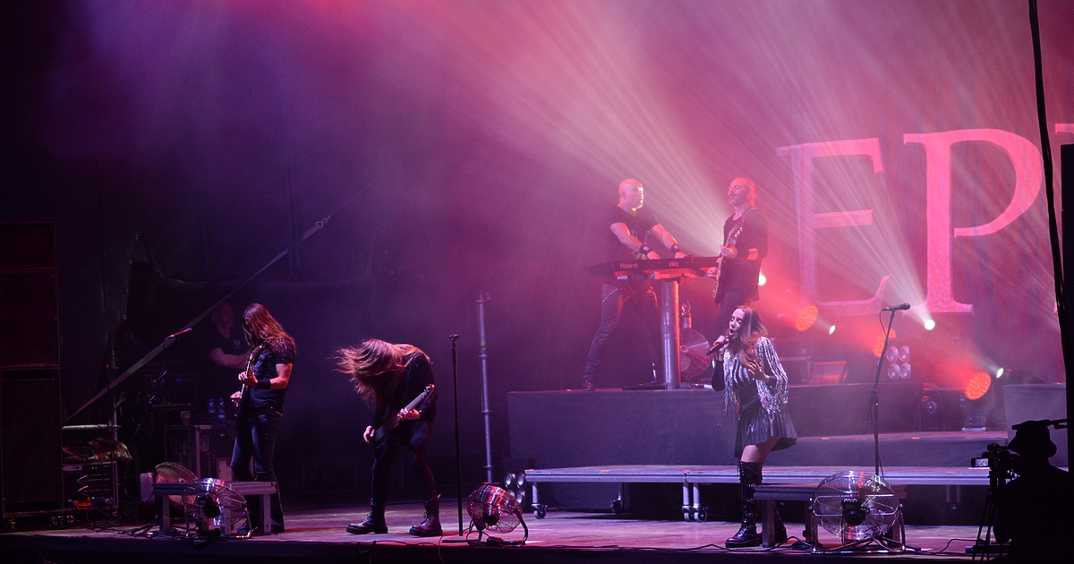 Със синхронни подскоци, оперна вокална постановка и разбира се -