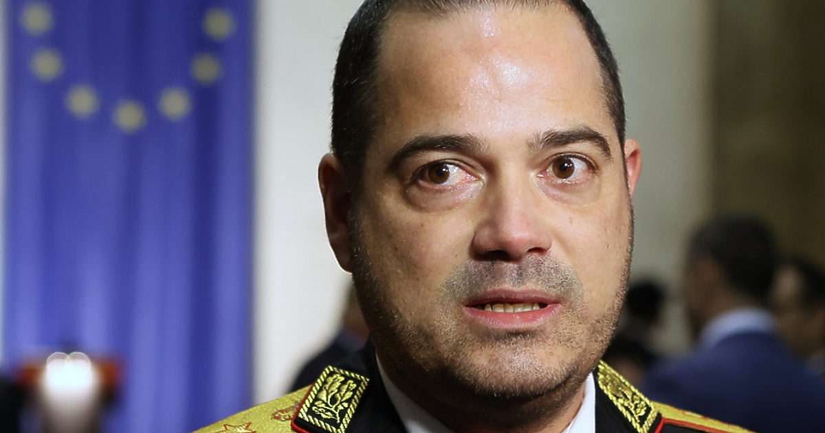 Васил Божков ще бъде задържан, когато кацне в България. Това