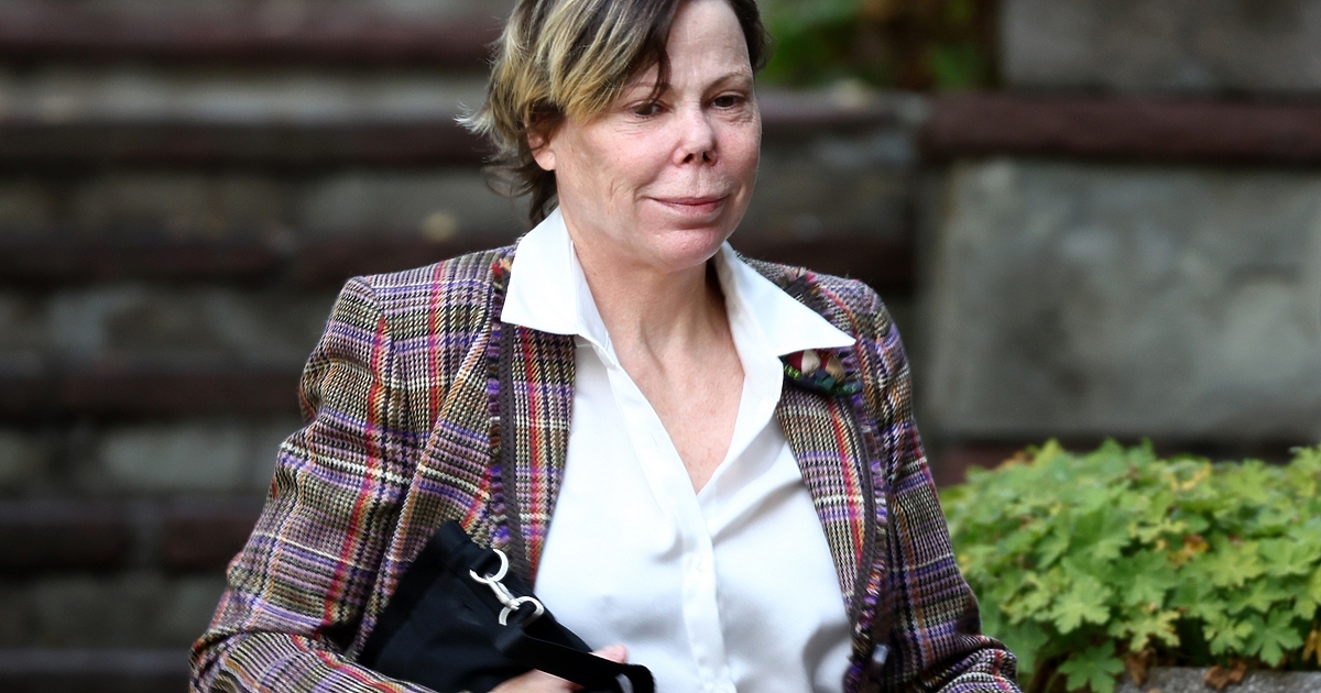 Княгиня Калина се яви в Областната дирекция на МВР -