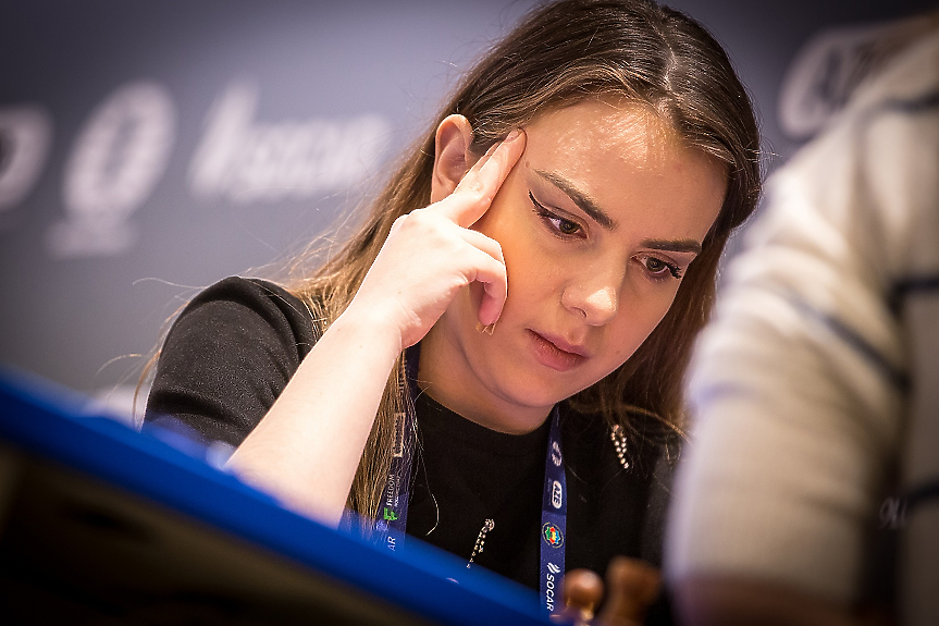 Салимова направи реми с черните фигури в първата партия на финала