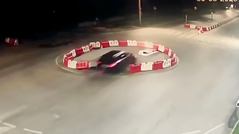 Безумна случка при която шофьор минава директно през кръгово кръстовище