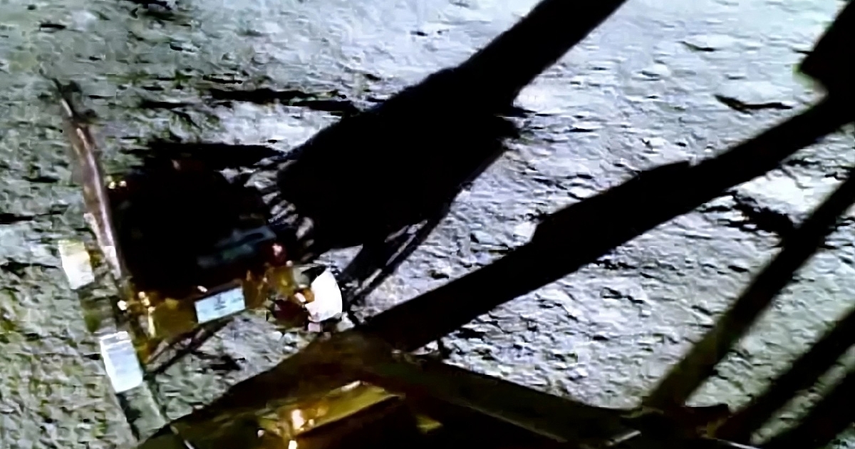 Индийският роувър Прагиян, който бе спуснат с апарата Чандраян-3 на повърхността на