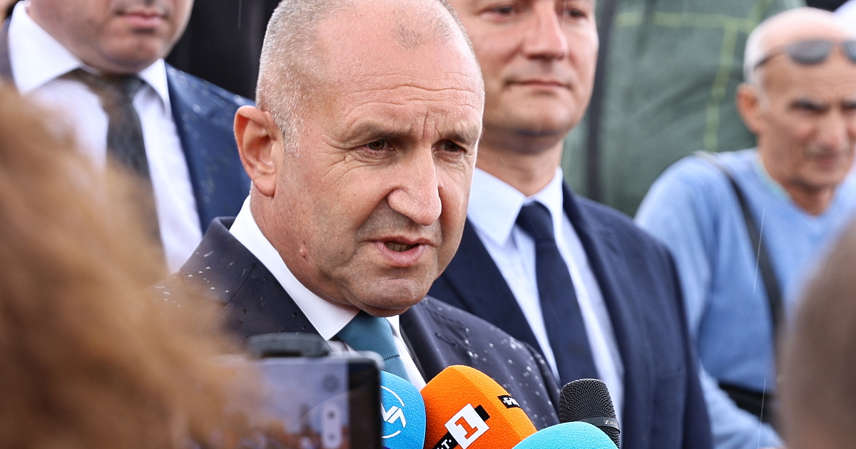 Румен  Радев не е български президент. Той е руски дрон,