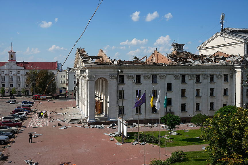Русия удари с ракета театър и университет Чернигов (ВИДЕО)