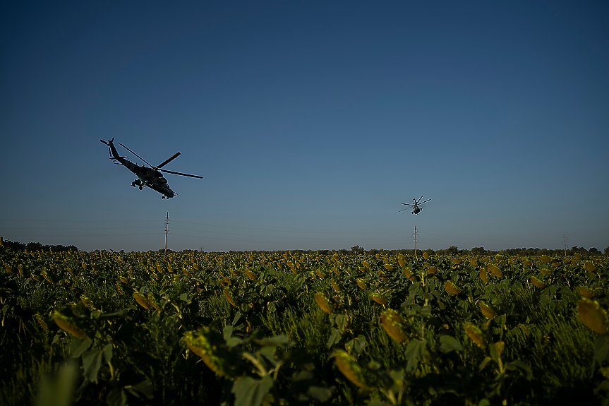 Украйна съобщи, че е загубила шестима военни при мисии с два хеликоптера