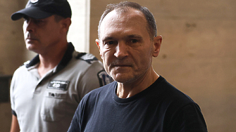 Васил Божков замени плажа в Дубай с 16 кв м килия