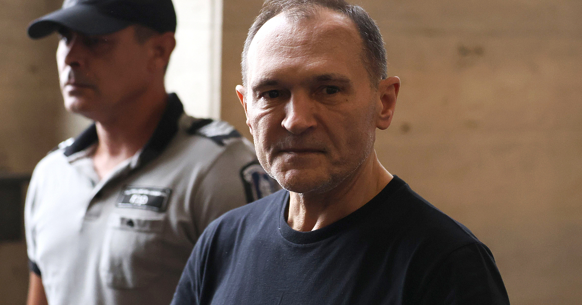 Васил Божков замени плажа в Дубай с 16 кв.м. килия