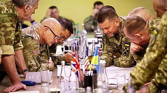 Преди единадесет дни високопоставени военни в НАТО са пътували до тайно място на