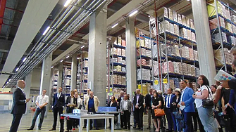 Като командир беловласият Пламен Панчев стои на третия етаж до