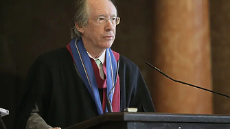 Иън Макюън се обърна към писателите Бъдете смели съобщи АФП Мисля