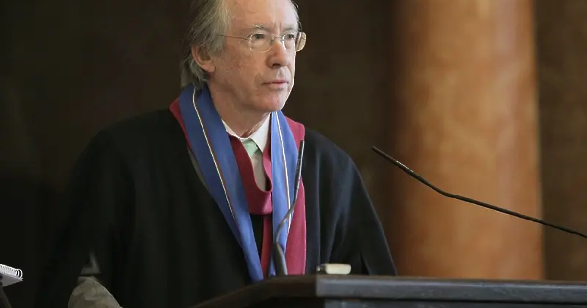 Иън Макюън се обърна към писателите: Бъдете смели!, съобщи АФП.Мисля,