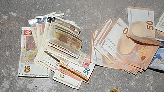 Несебърски общинар е задържан със € 185 000 и 25 000 лв.