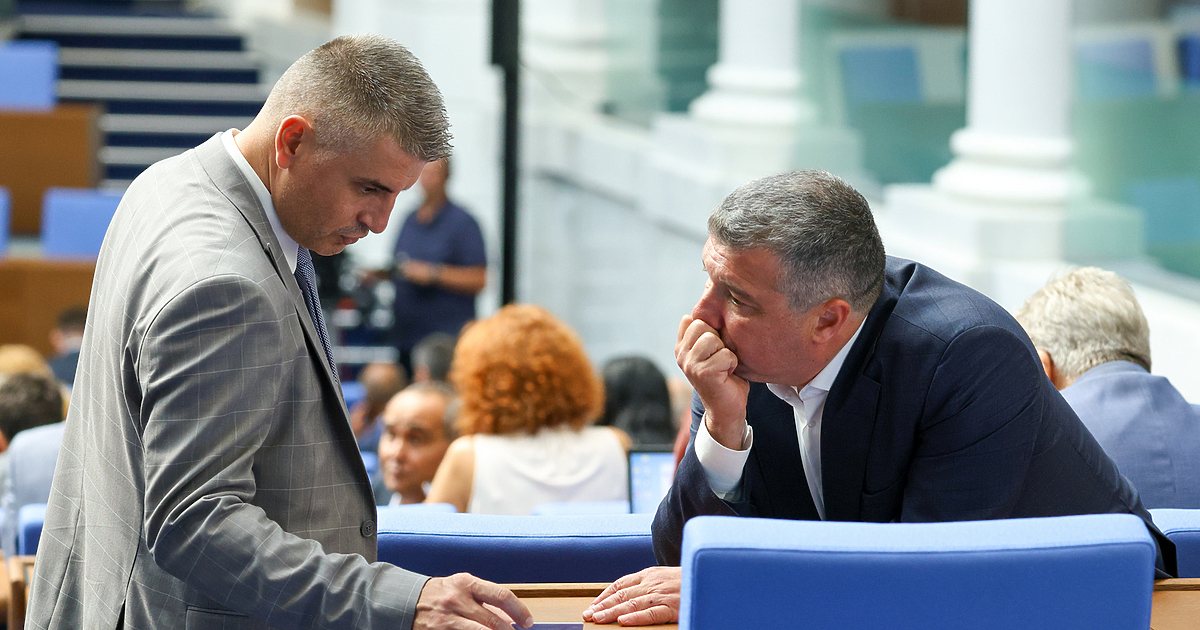 С ожесточен дебат в духа на обвинението всички са крадци парламентът