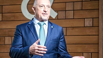 Математик университетски преподавател бивш гимназиален директор и бивш депутат Вече