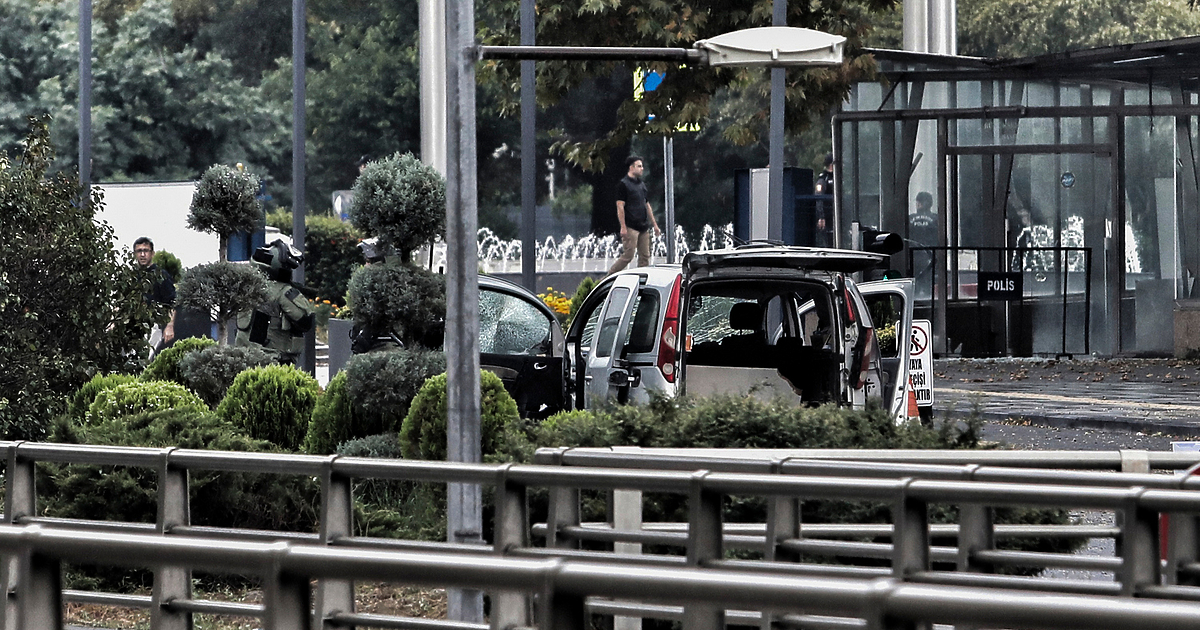 Атентатор самоубиец детонира експлозивно устройство в сърцето на турската столица