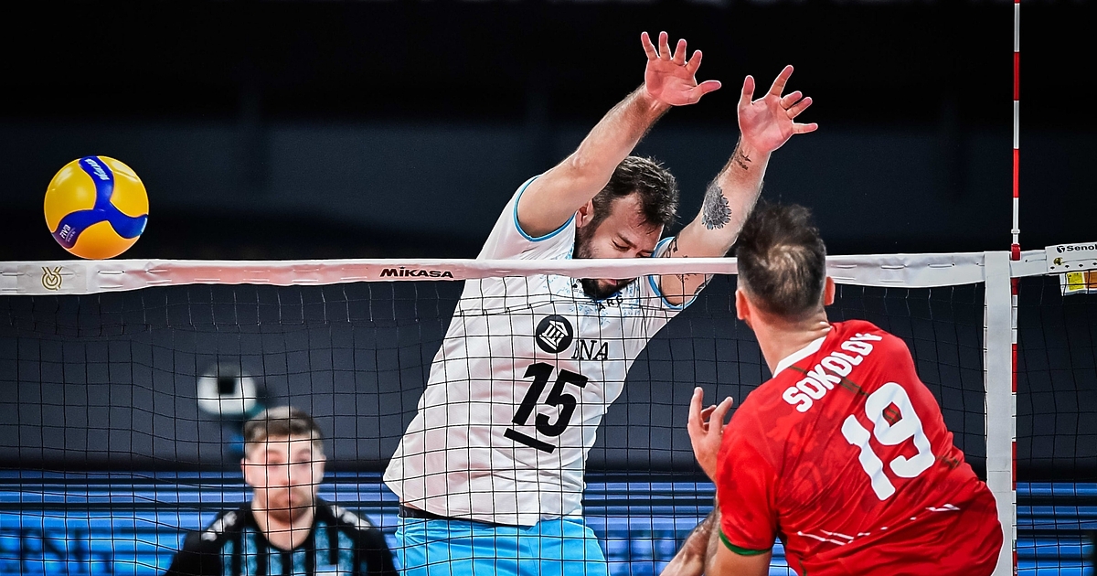 Националите ни по волейбол отстъпиха с 0:3 гейма (25:27, 21:25,