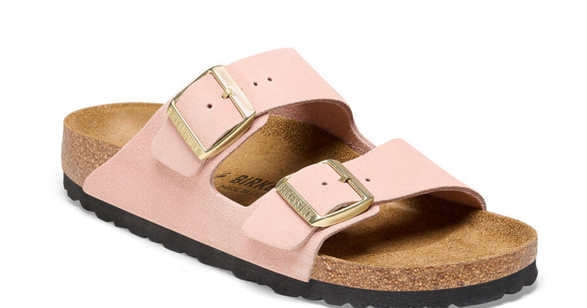 Сцената как актрисата Марго Роби сменя обувките си с високи