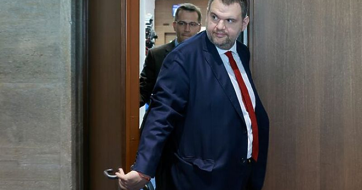 Ни-то ден без Пеевски!“ е новият парламентарен слоган.Неформалният лидер на
