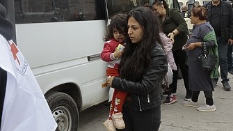 Етнически арменци масово напускат сепаратисткия си анклав в Азербайджан след