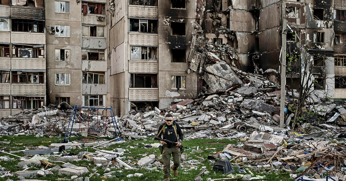 Анна Гин е журналистка и писателка, живее в украинския град Харкив. Тя