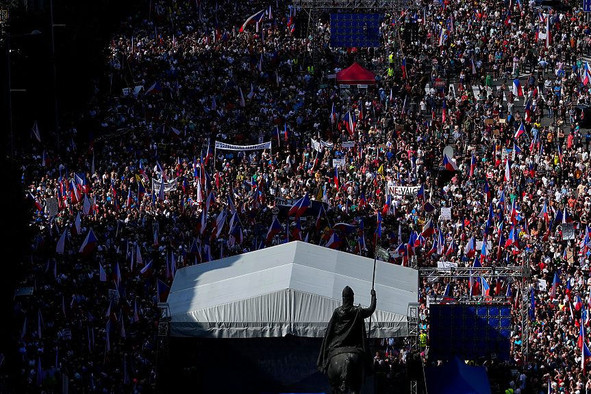 Хиляди излизат на проруски протест в Прага