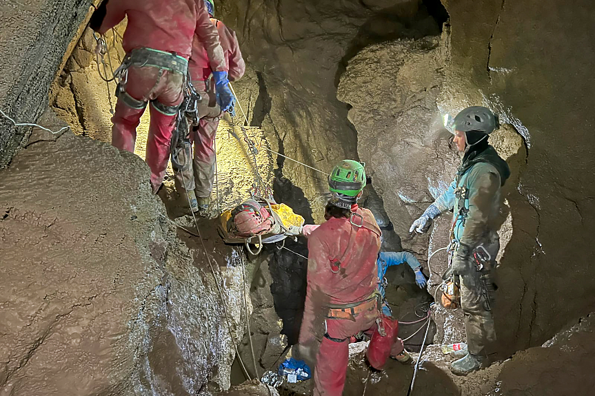 Извадиха американския спелеолог от пещера в Южна Турция