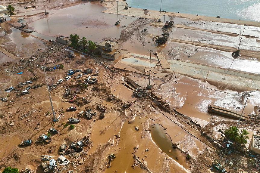 Над 10 000 души изчезват след наводненията в Либия
