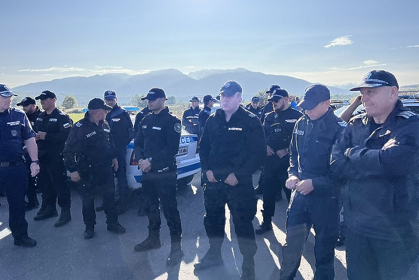 Енергетици на Ковачки разкъсаха полицейски кордон, за да преградят АМ 