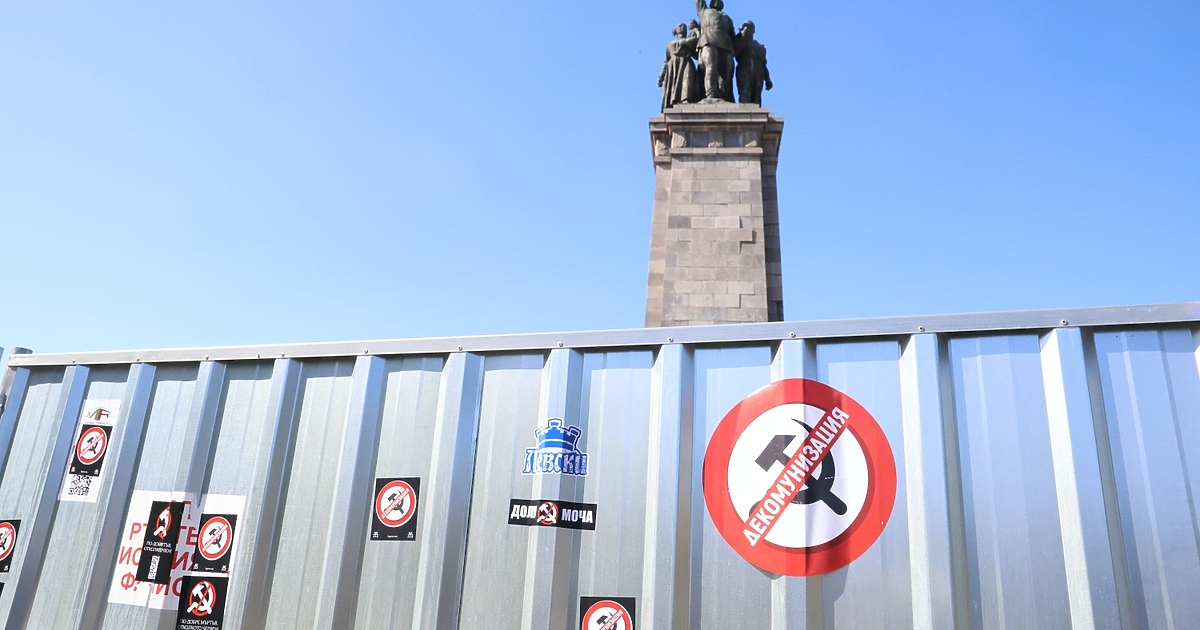 Седя си кротко и мирно, слушам радио (не за кеф