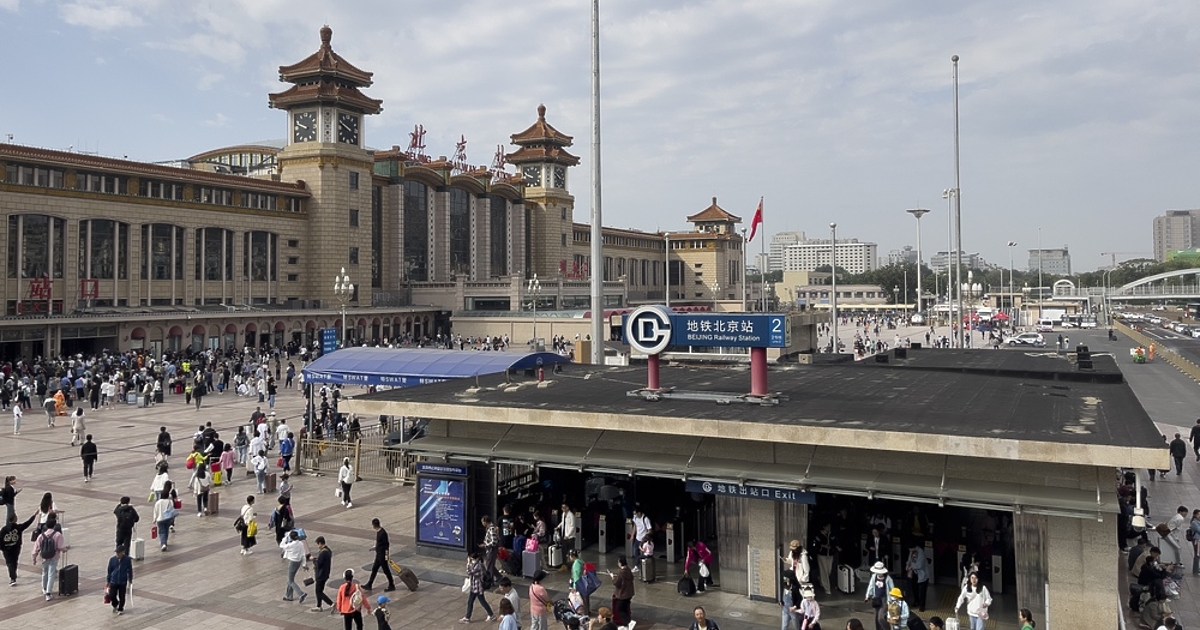 Този, който пътува с китайския високоскоростен влак Фуксинг“ от Шанхай