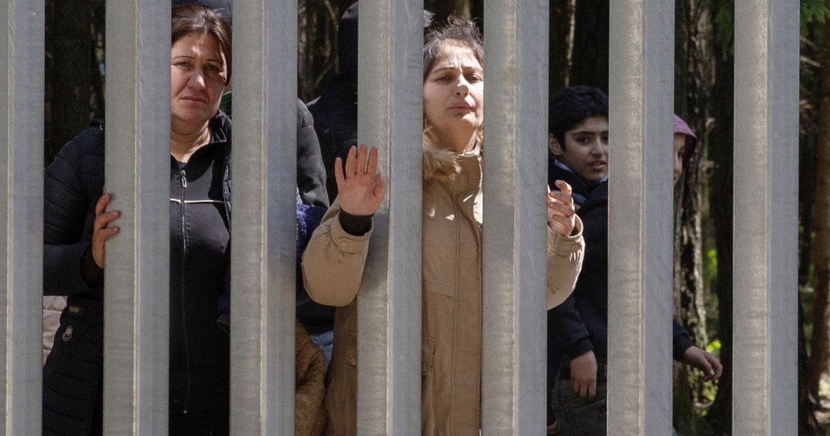 Четири седмици преди парламентарните избори на 15 октомври полската управляваща