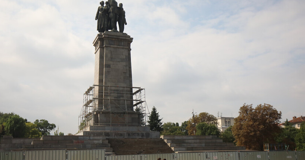 Около Паметника на Съветската армия в София, известен още като