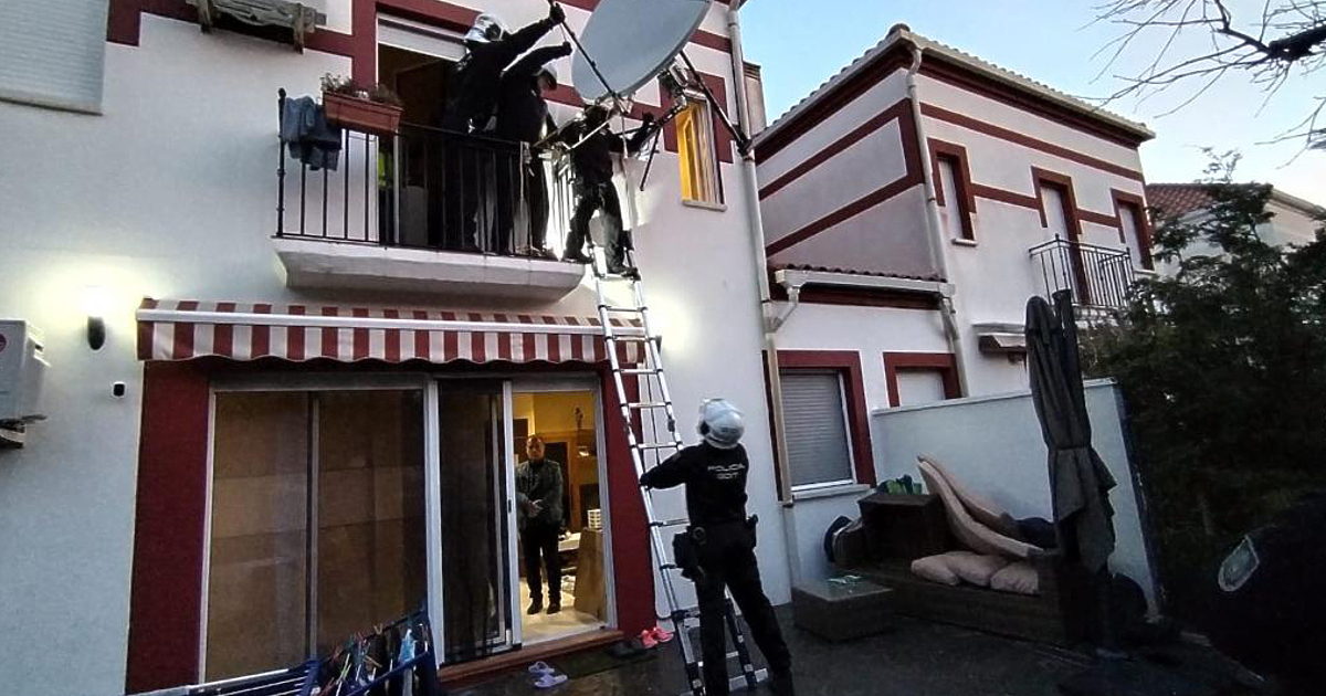 Испанската национална полиция, в сътрудничество с Испанската данъчна агенция, Европол