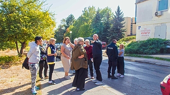 Въпреки забраната на общината на спрения строеж пред бл 29