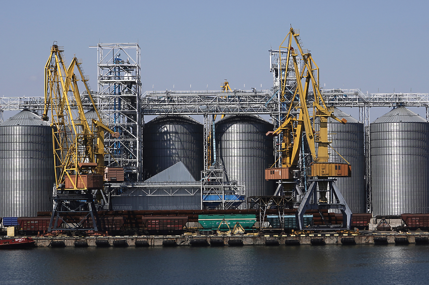 Три натоварени търговски кораба напуснаха украински пристанища в Черно море