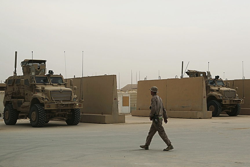 Иракски военни бази, в които са разположени американски войници, бяха атакувани с ракети и дронове